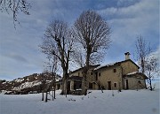 32 Salendo oltre la Sella altro bel casolare